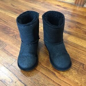 Girls Sparkling Black Ugg Boots Classic II
Size 2
Smoke Free Home
Bundle…